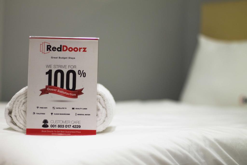 Reddoorz Near Balai Kota Surabaya Hotel Kültér fotó