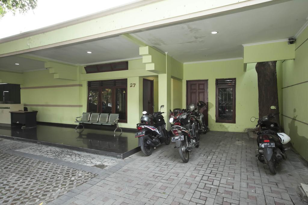 Reddoorz Near Balai Kota Surabaya Hotel Kültér fotó