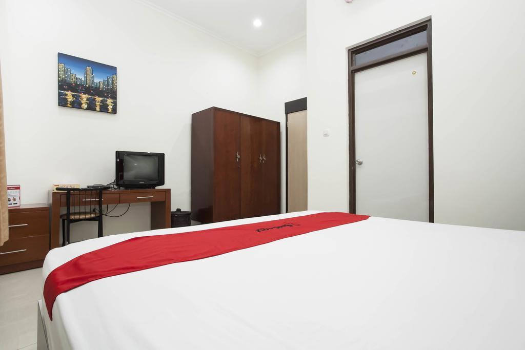 Reddoorz Near Balai Kota Surabaya Hotel Kültér fotó