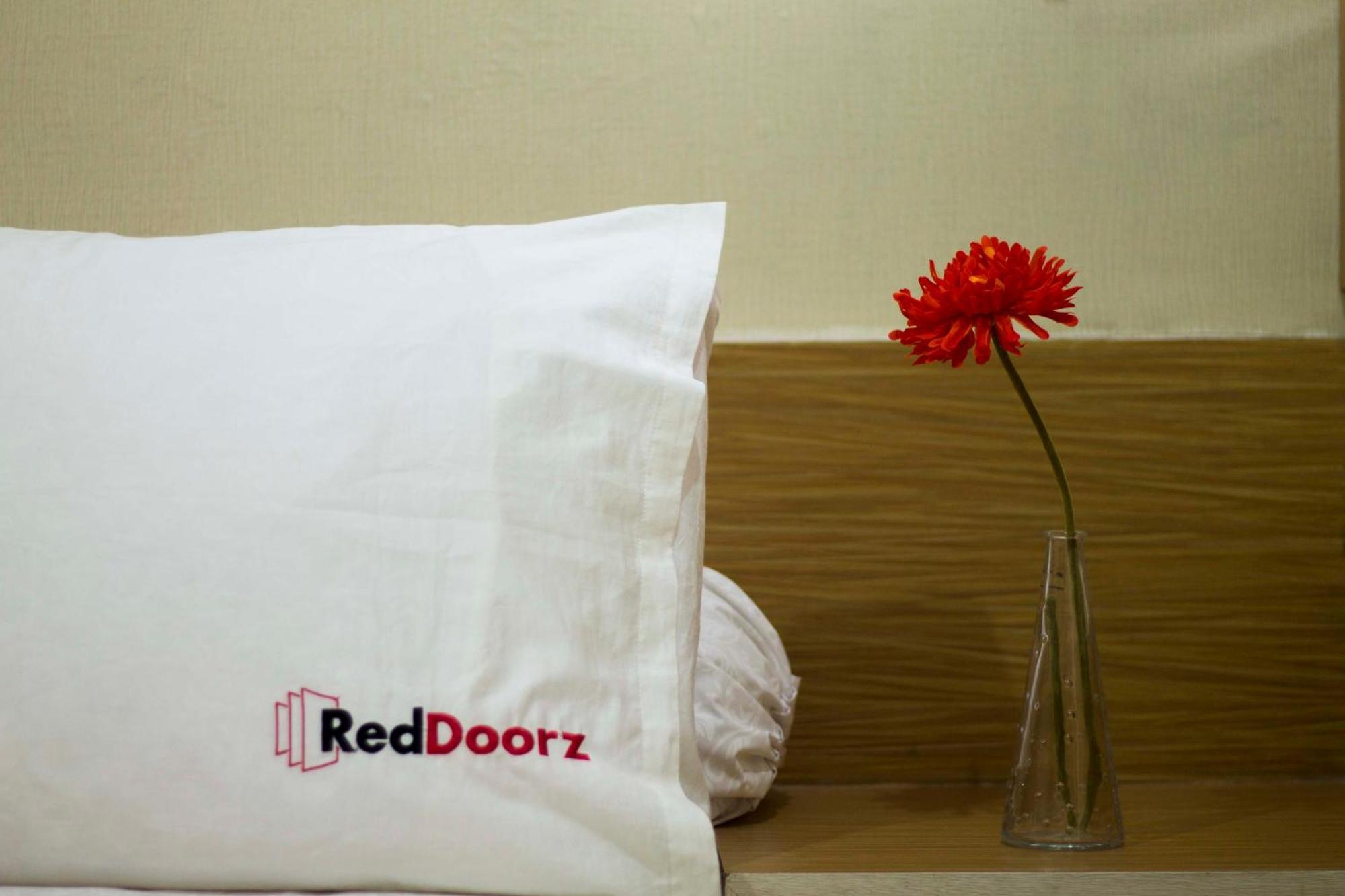 Reddoorz Near Balai Kota Surabaya Hotel Kültér fotó